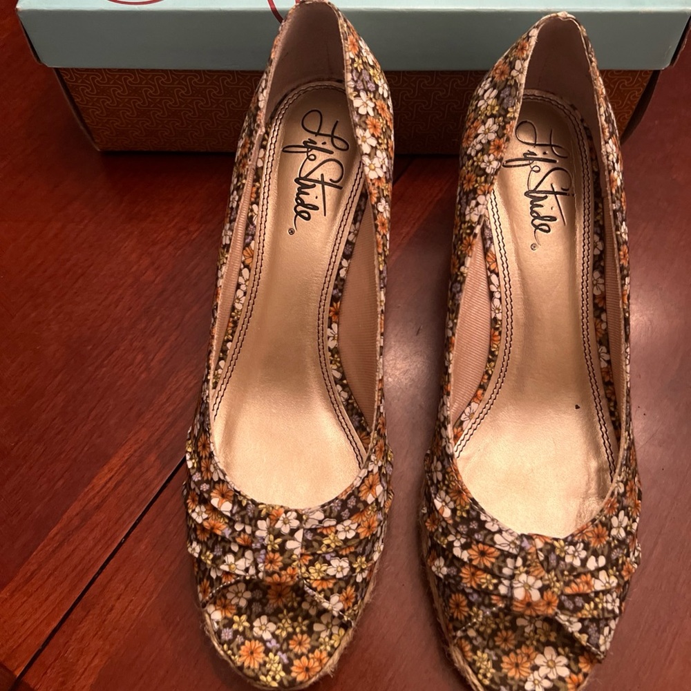 Life Stride Tan Floral Women's Heels